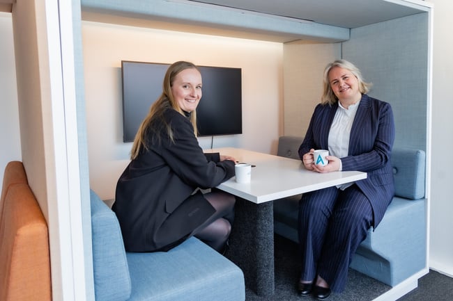 To personer sitter i en bås