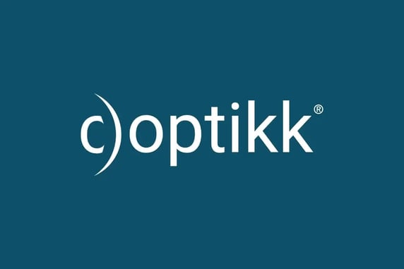 c-optikk-logo-blaa-bakgrunn-3-2