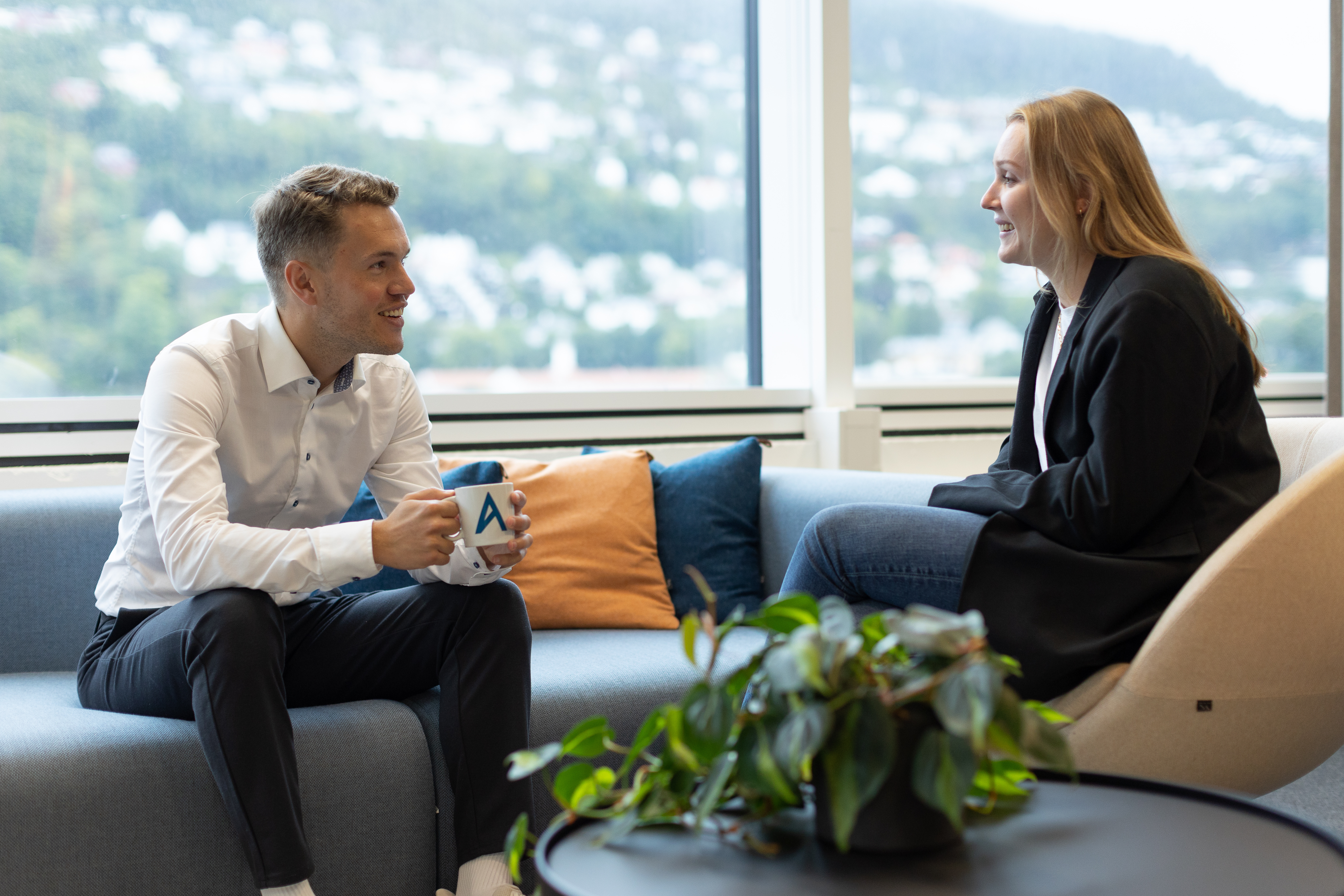 Mann og dame har en samtale i en sofa