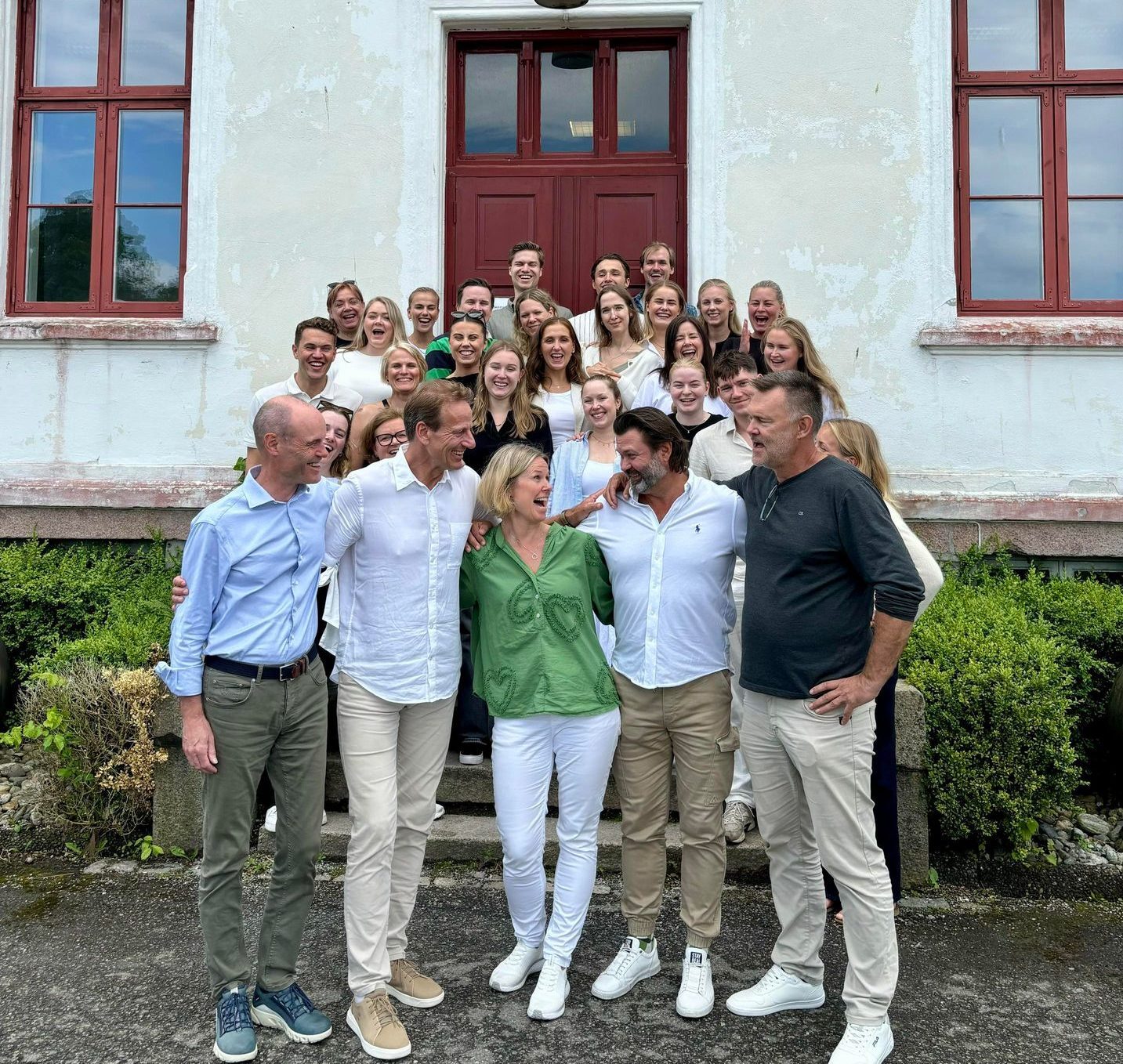 mange glade mennesker som smiler
