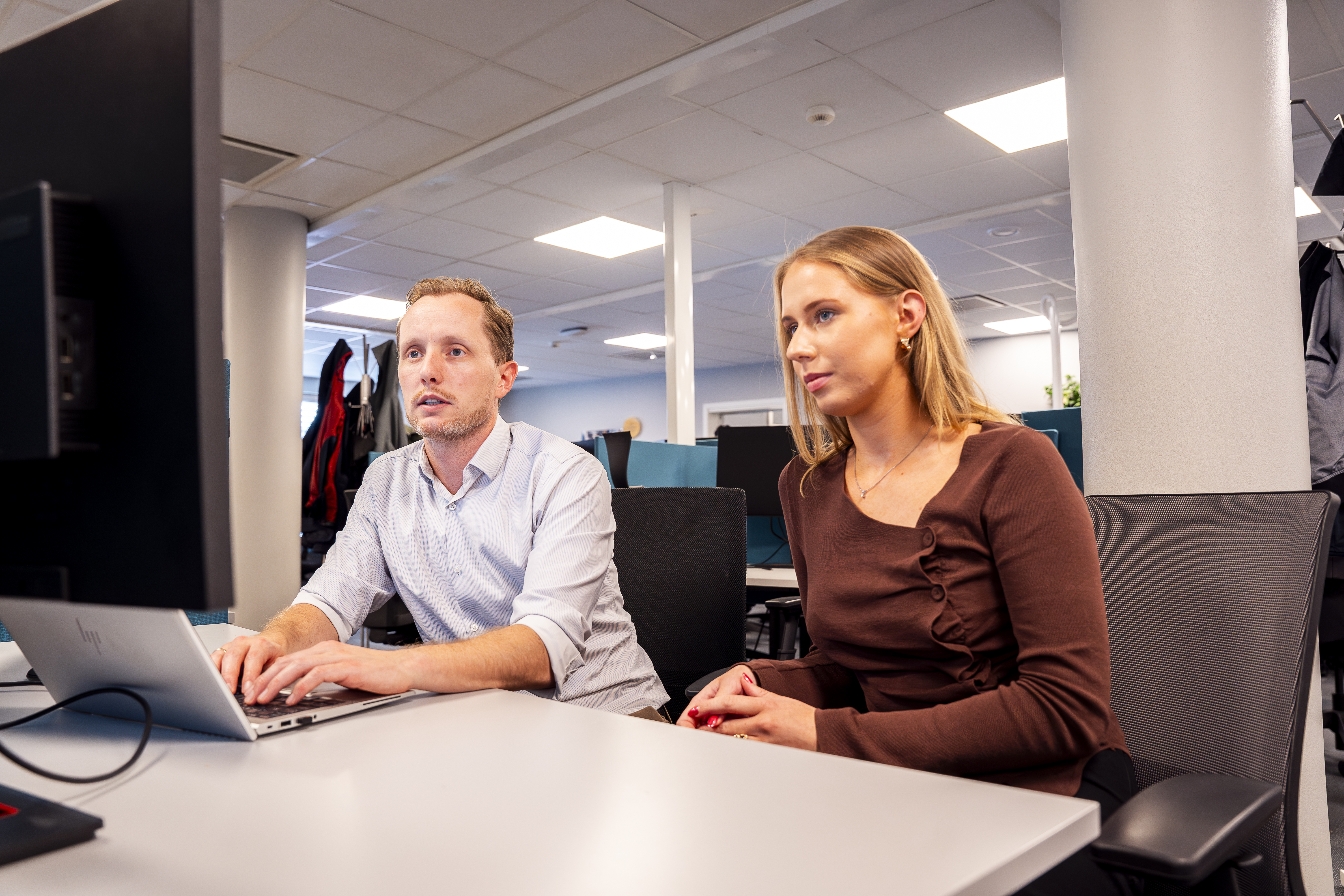 To personer jobber på pc