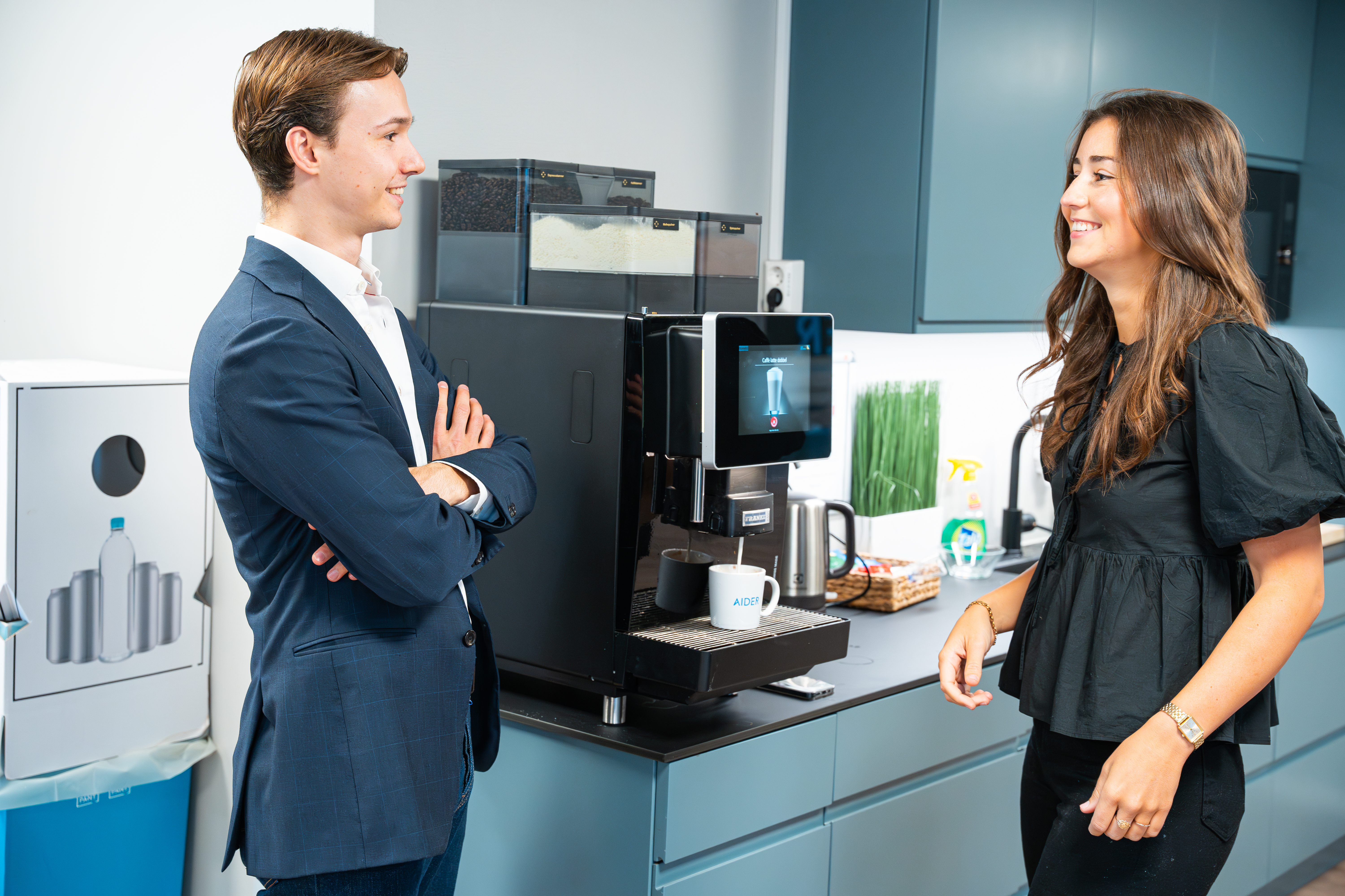 To personer foran kaffemaskin