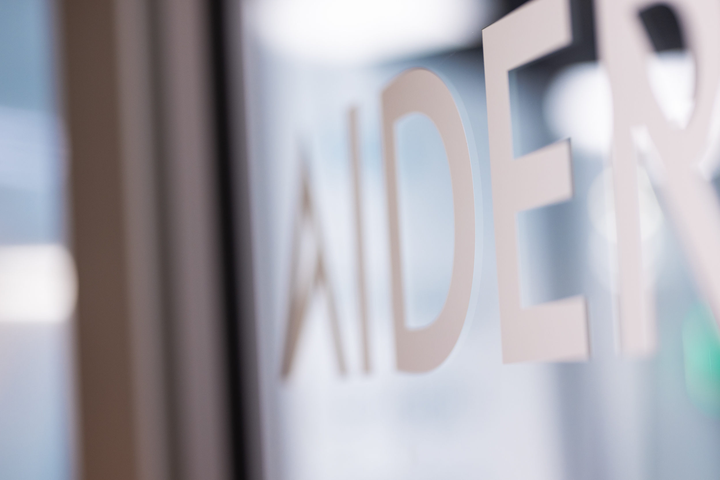Glassvegg med teksten Aider