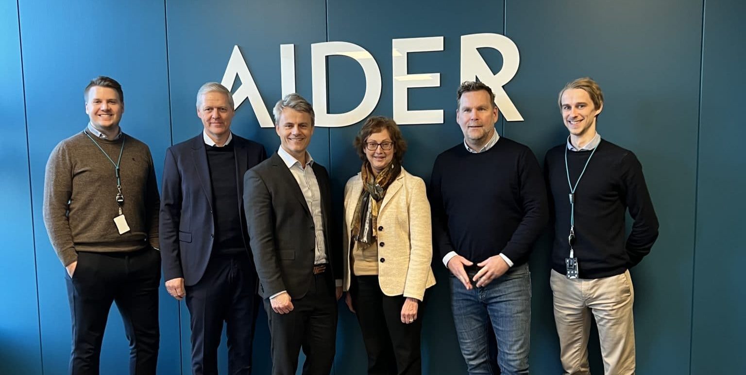 mennesker som smiler til kamera