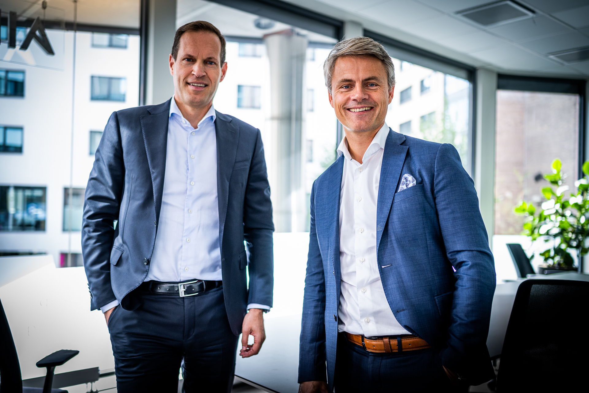to menn på et kontor som smiler