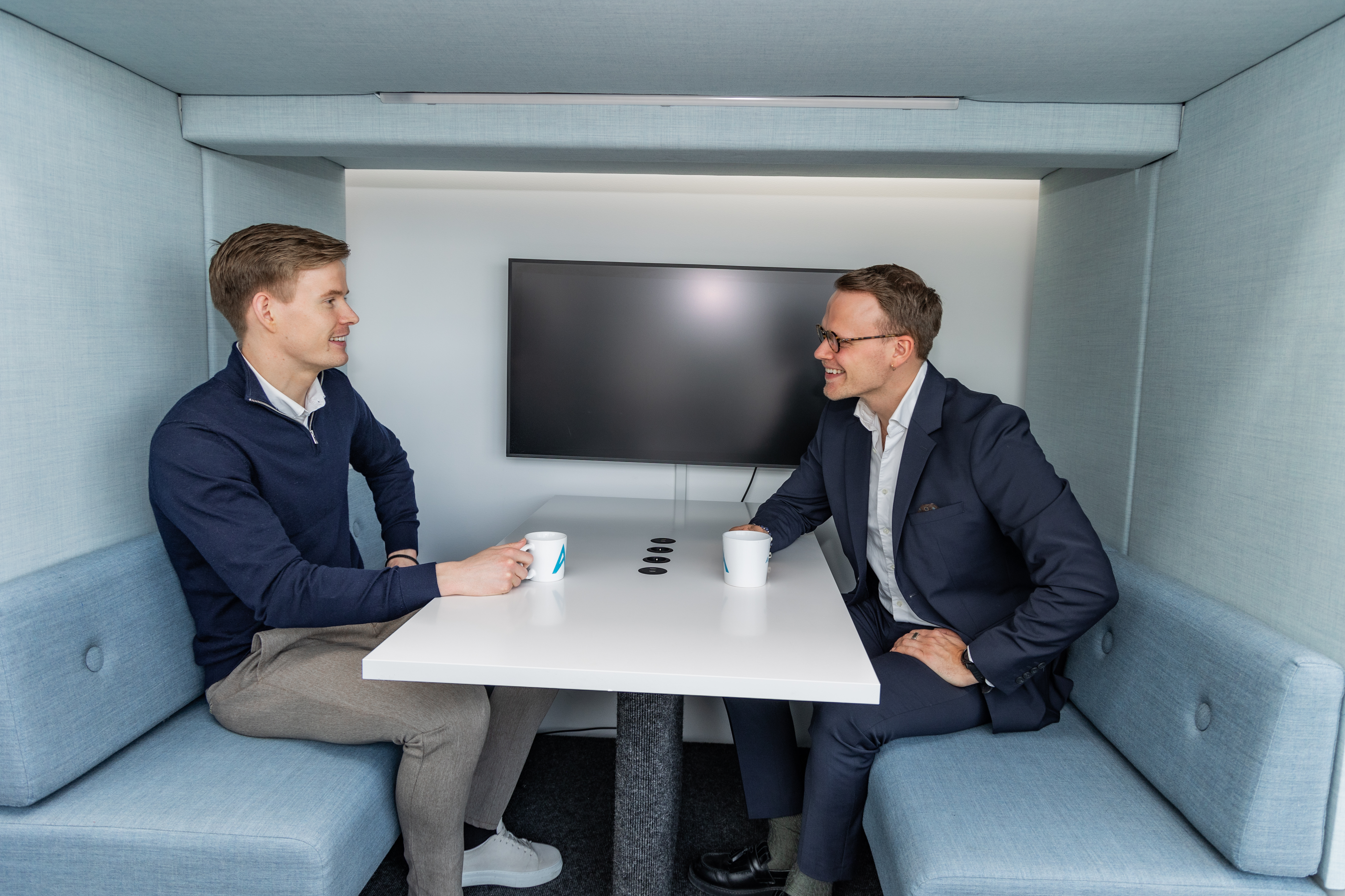 To personer sitter i en bås