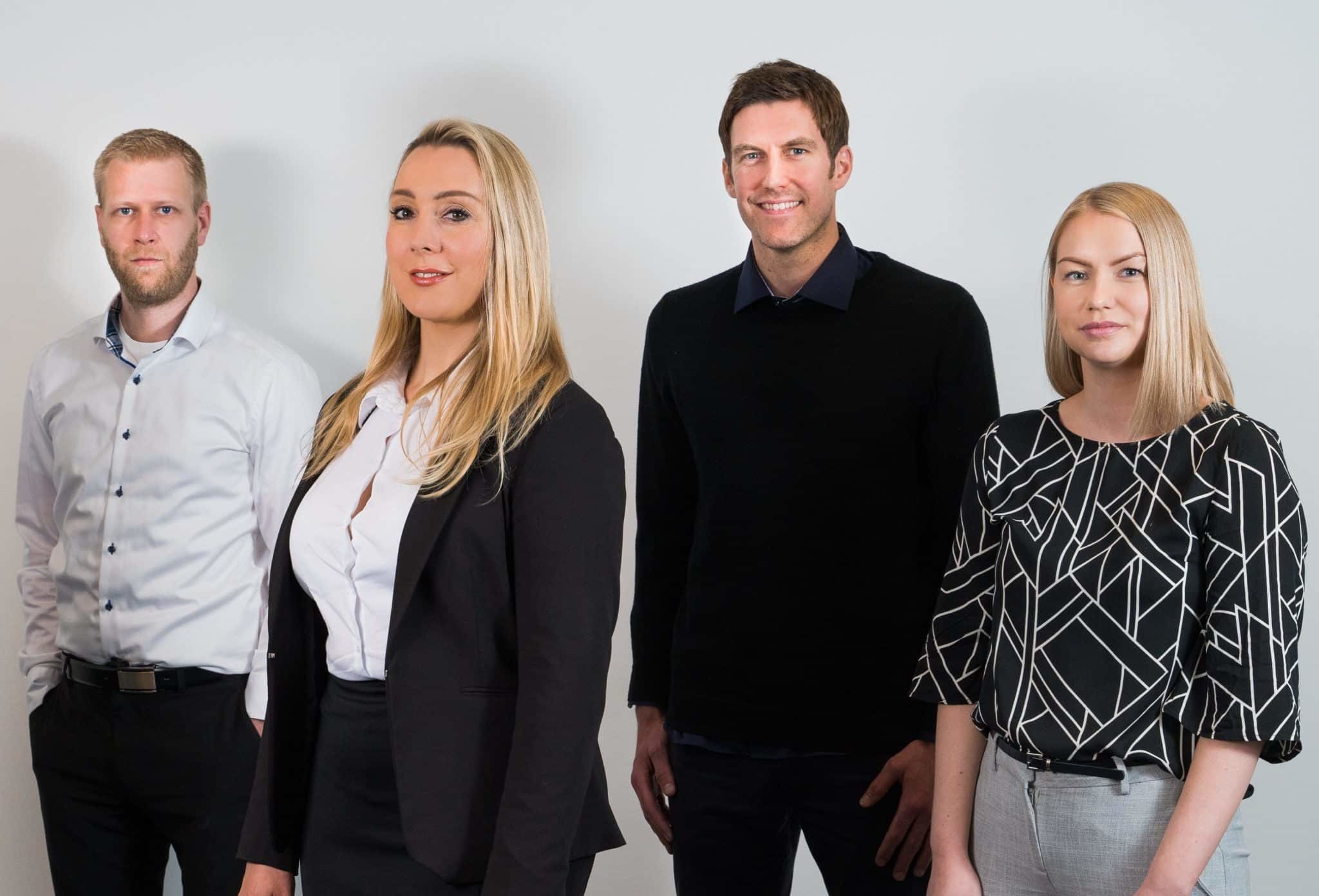 mennesker som smiler til kamera