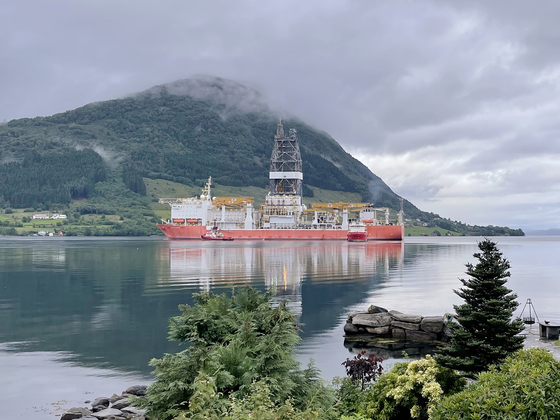 Deep-Value-Driller-leaving-Westcon-yard_3