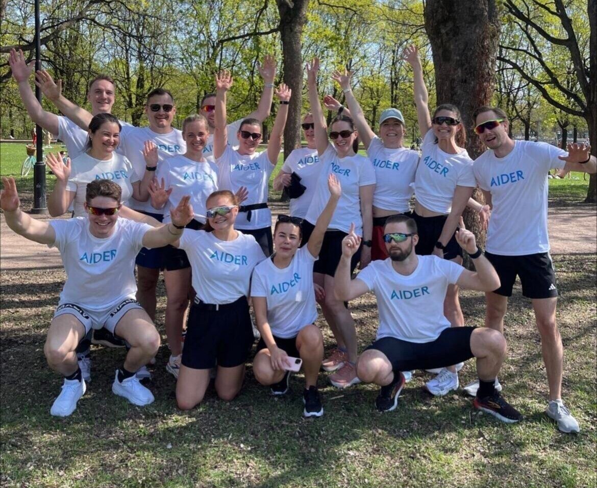 Mange personer fra Aider i skogen