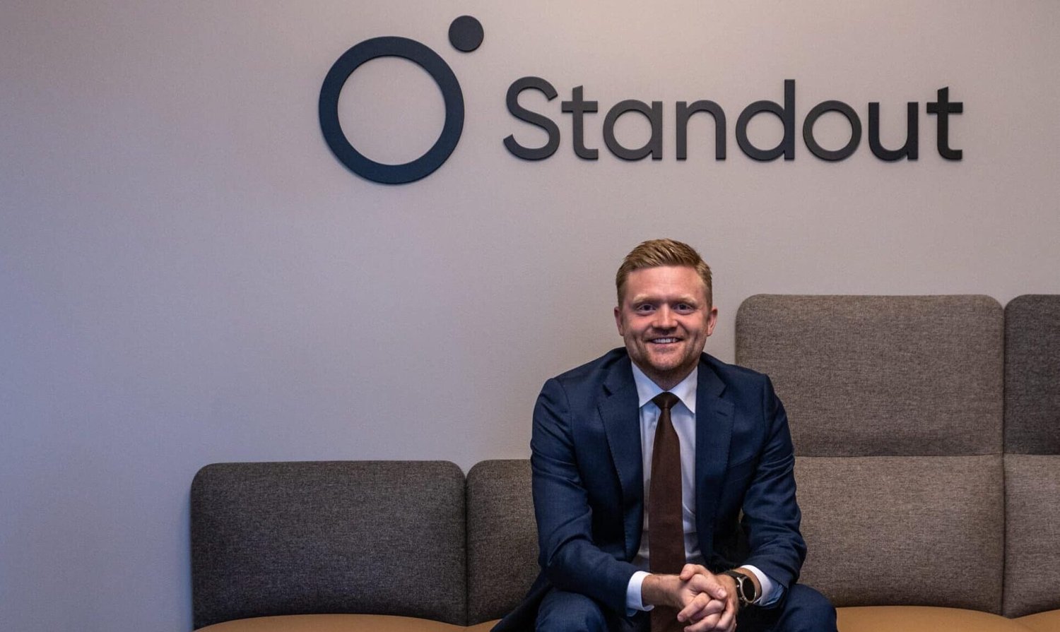 Mann som smiler til kamera