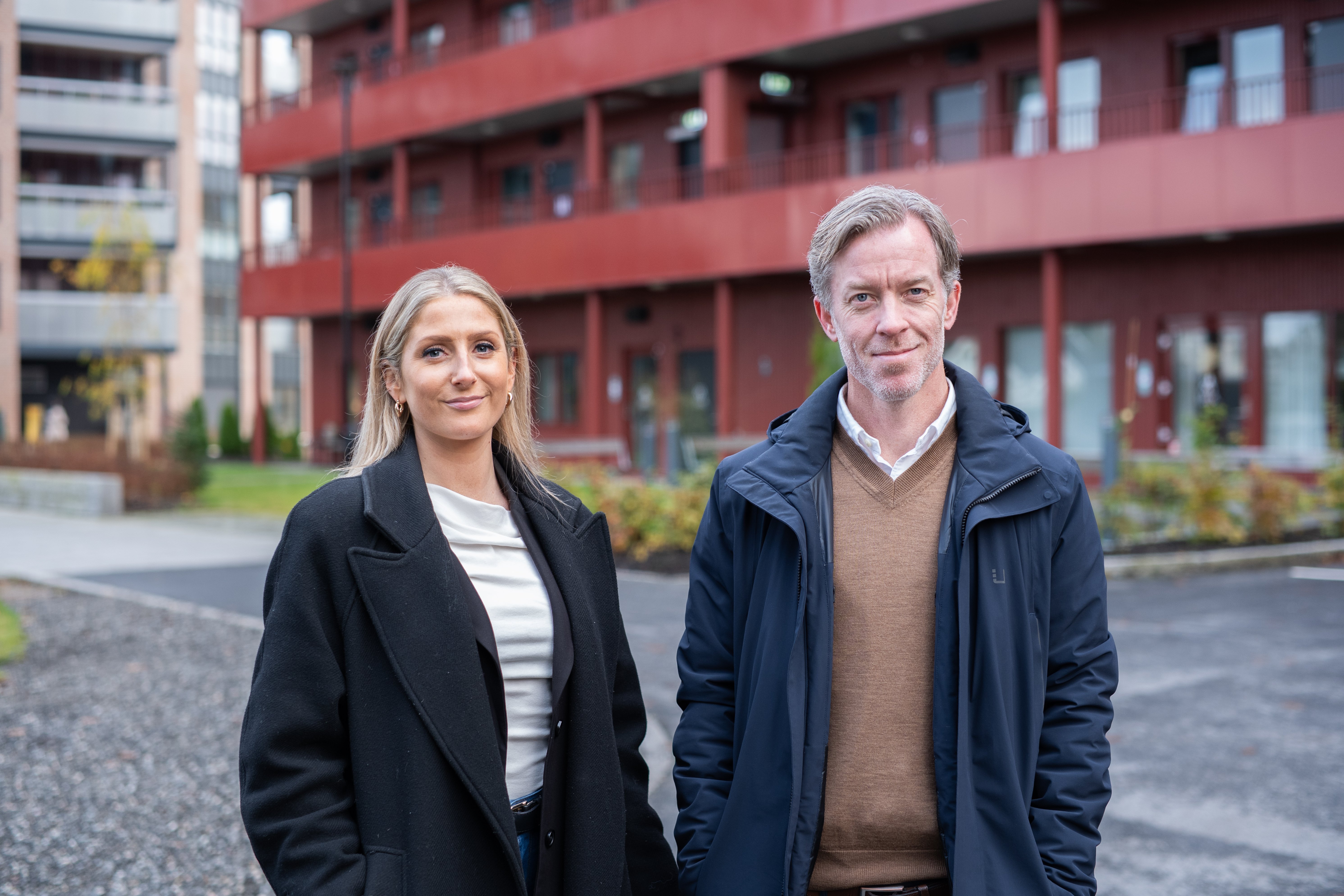 mann og dame smiler i kamera