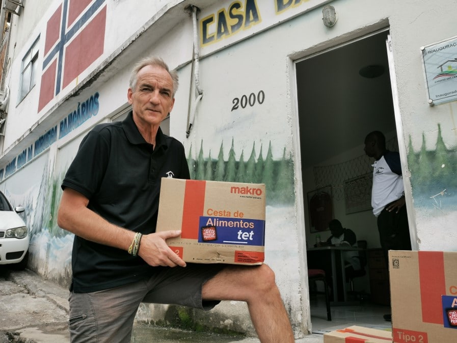 Snorre Holand poserer med en eske med mat på gaten i Rio