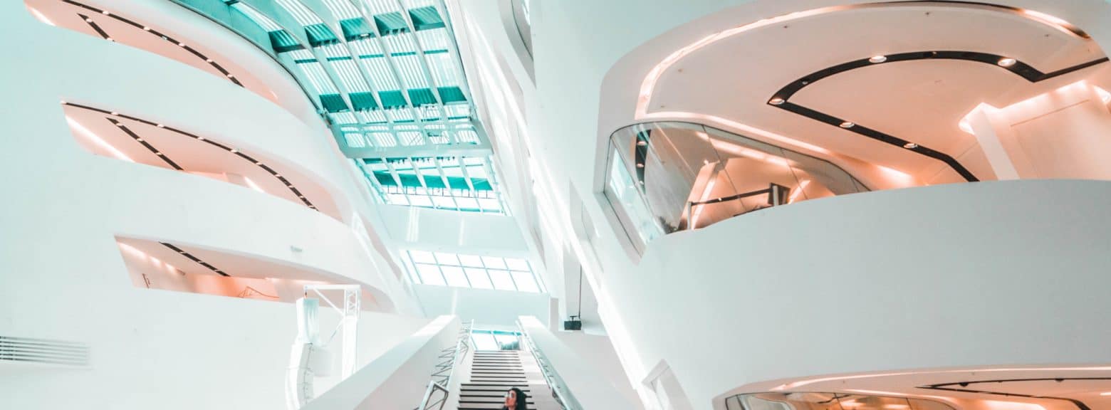 Fremtidsrettet hvit arkitektur